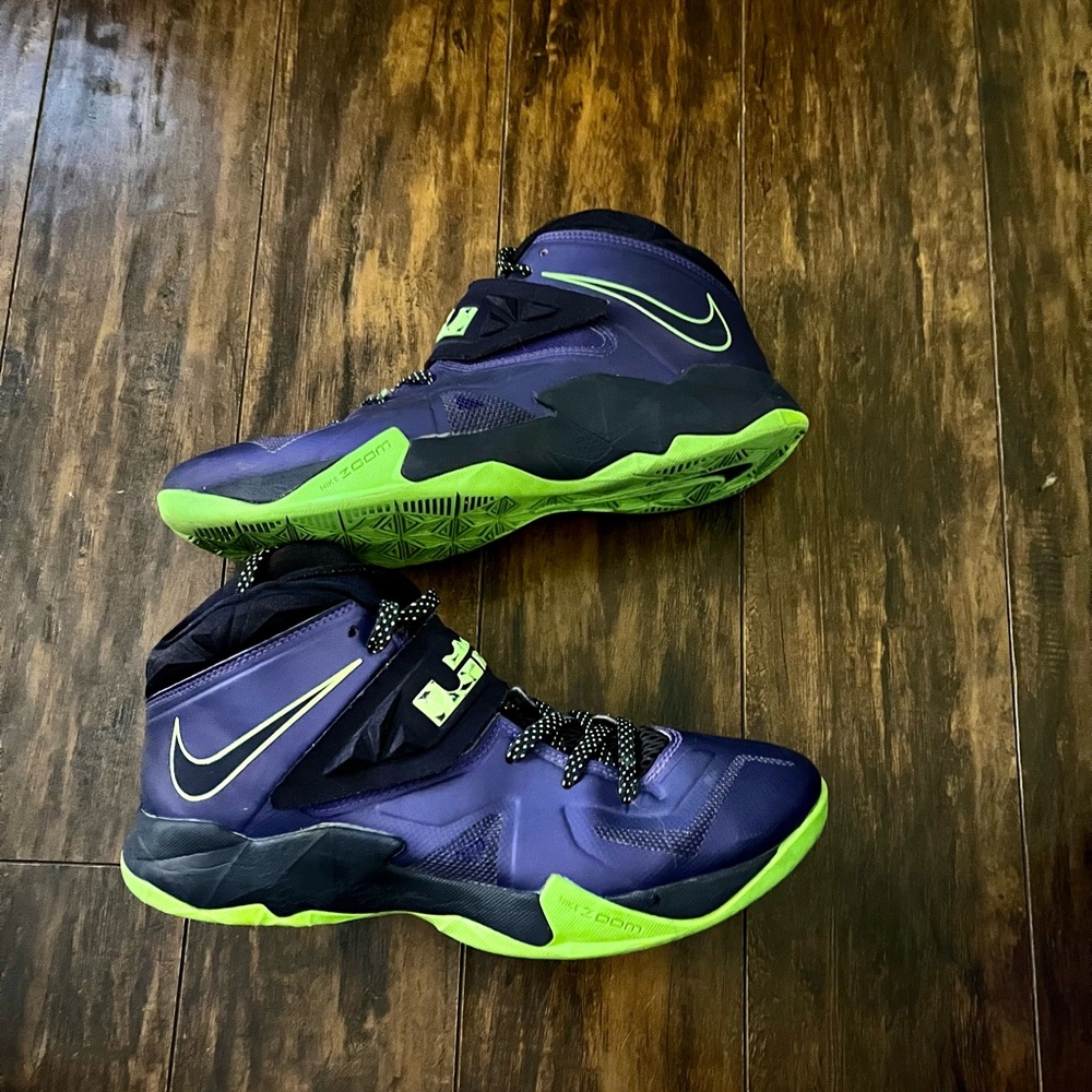 Nike Lebron Zoom Soldier 7 VII Men's Size 9 Purple / Green